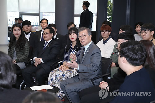 문 대통령, '울산 과학기술원(UNIST)에서 학생들과' 대화  문재인 대통령이 12일 오후 울산광역시 울주군 'UNIST(울산 과학기술원)' 학위수여식 참석에 앞서 학생창업인과의 간담회에 참석해 발언하고 있다.